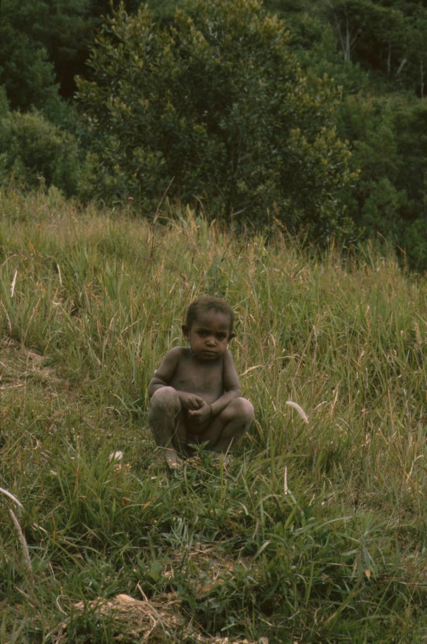 BD/166/90 -
Toddler crouching on mountainside