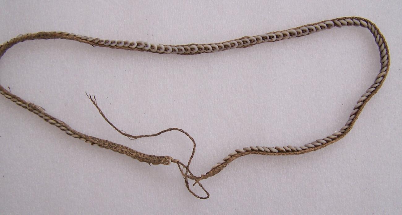 EA/174/66 - 
schelpenketting 
