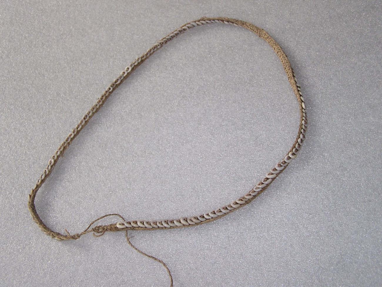 EA/174/66 - 
schelpenketting 
