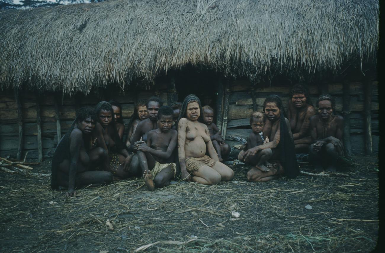 BD/209/1075 -
Group of women with children