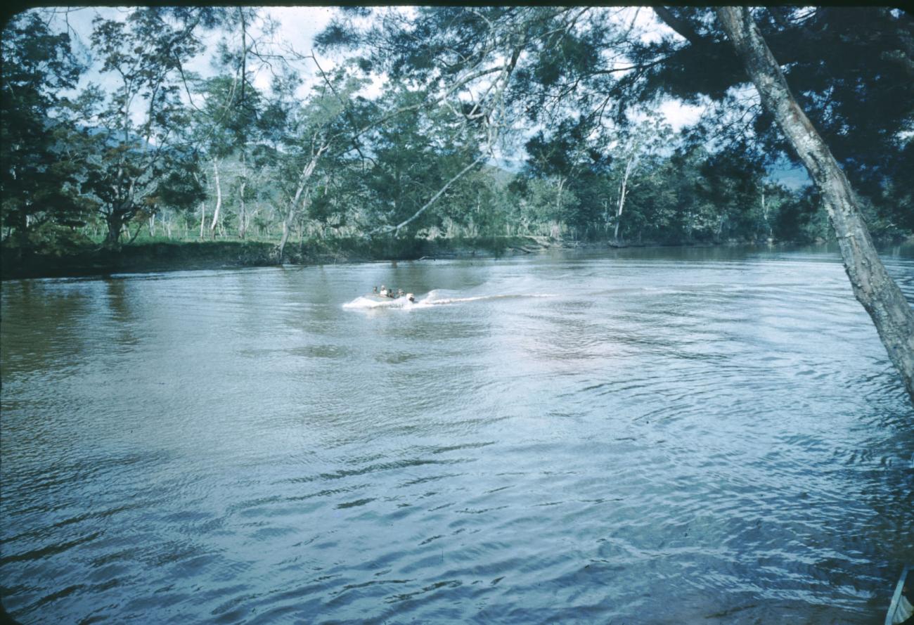 BD/209/1090 - 
Speedboat op de rivier
