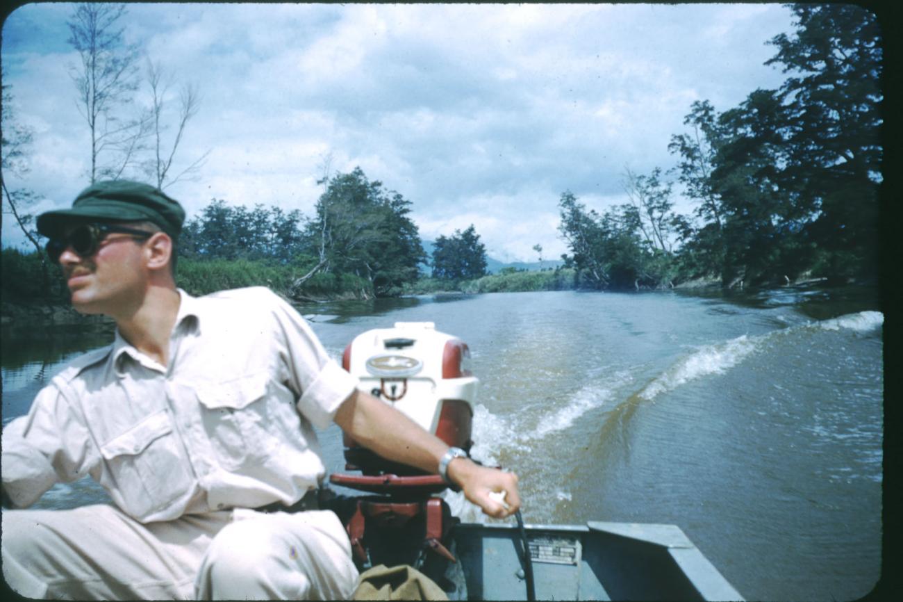 BD/209/1092 - 
Speedboat op de rivier

