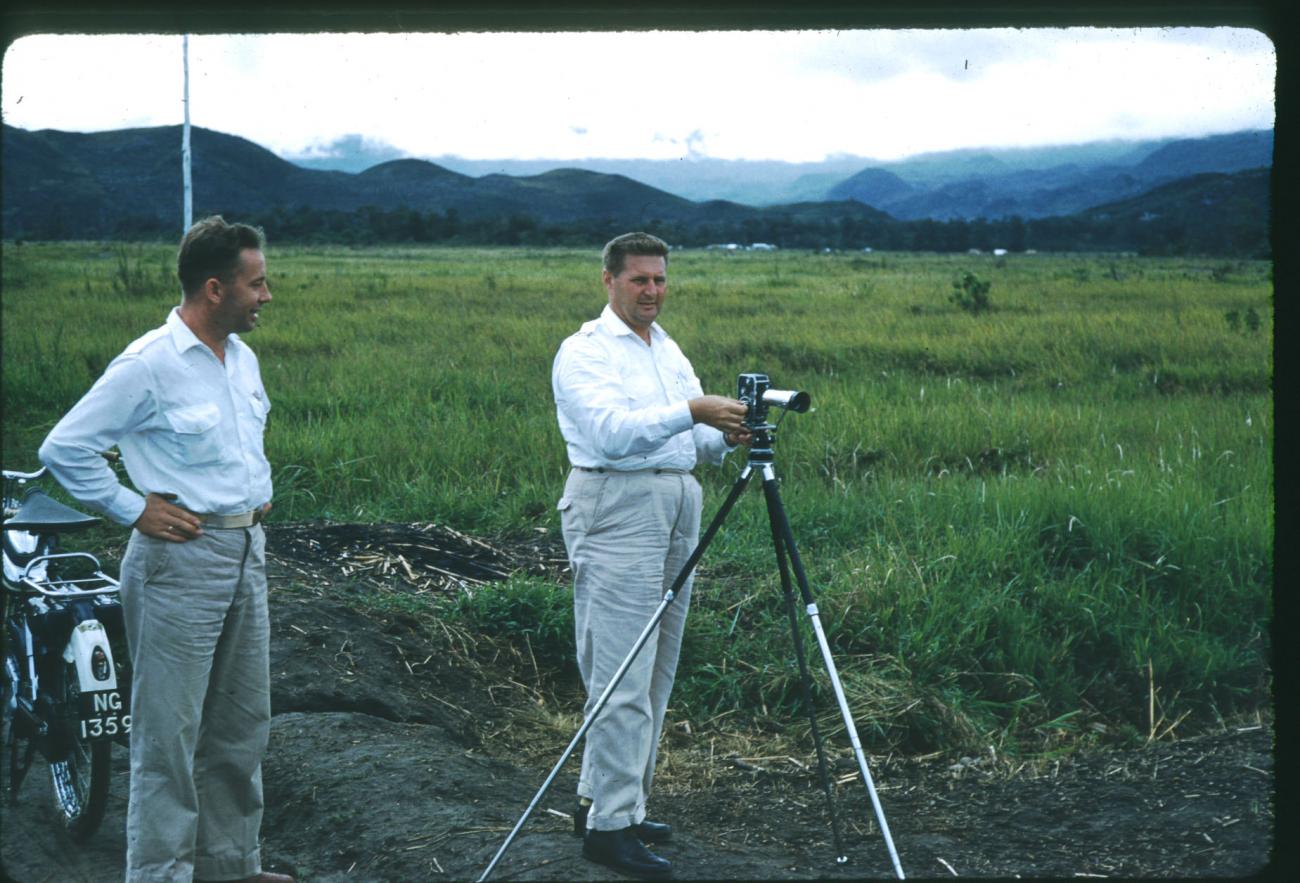 BD/209/1123 - 
Twee kolonialen met brommer en fototoestel 
