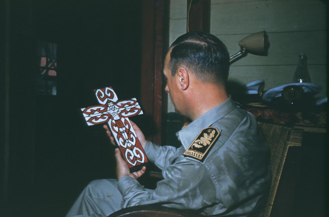 BD/209/3093 -
Officier met kruis in handen