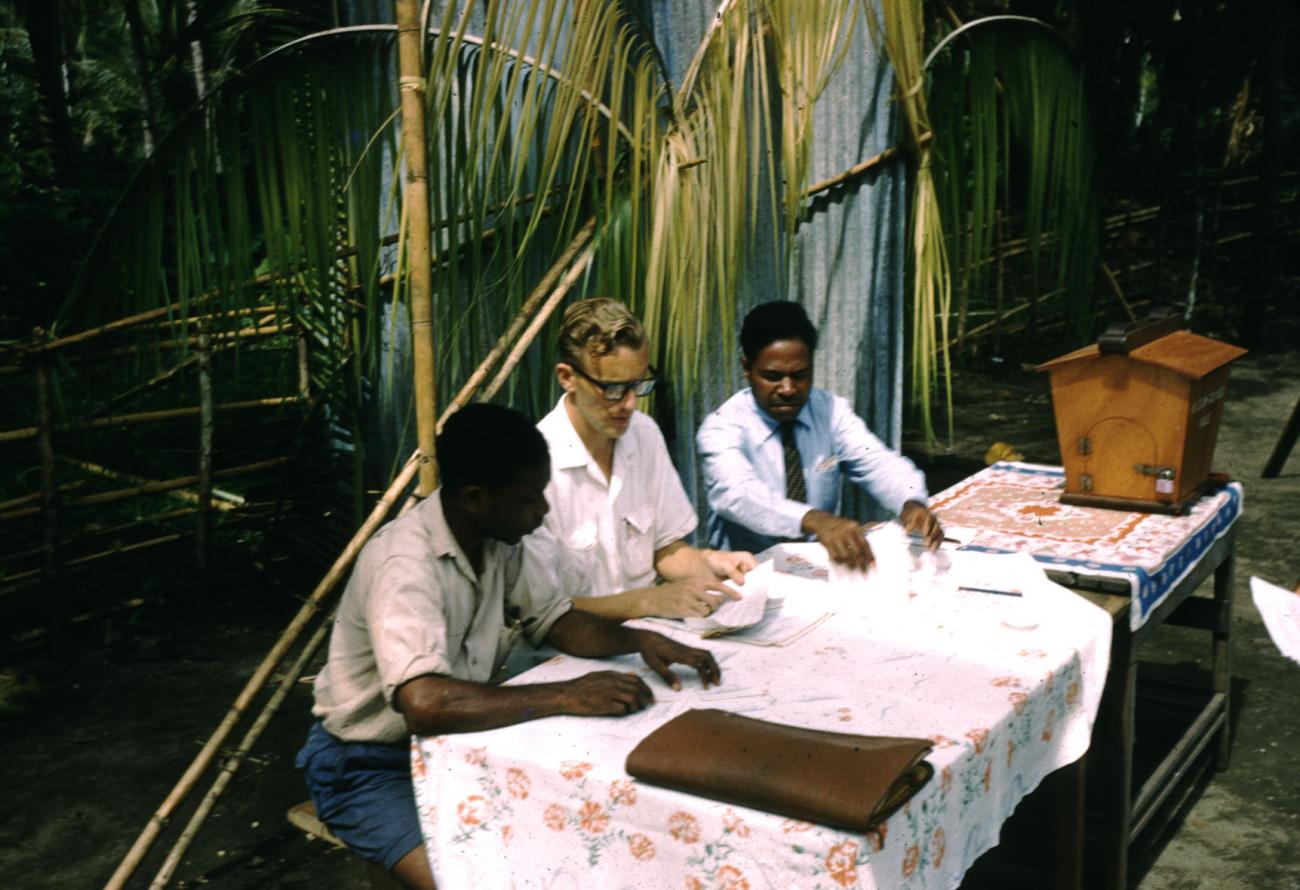 BD/209/7108 - 
Verkiezingen Nieuw Guinea Raad
