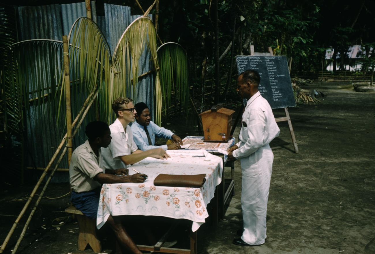 BD/209/7114 - 
Verkiezingen Nieuw Guinea Raad
