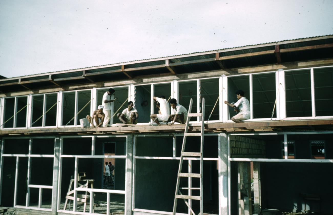 BD/209/7134 - 
Tijdelijk gebouw Nieuw Guinea Raad
