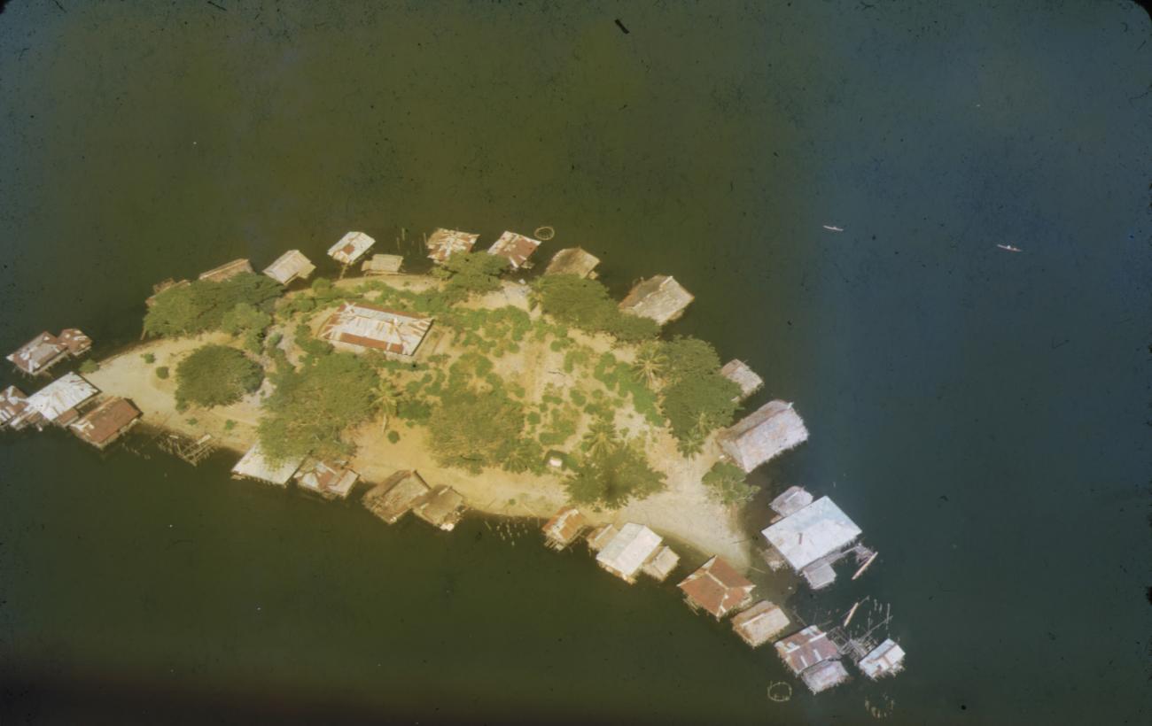 BD/288/148 -
Luchtfoto eilandje met paalwoningen