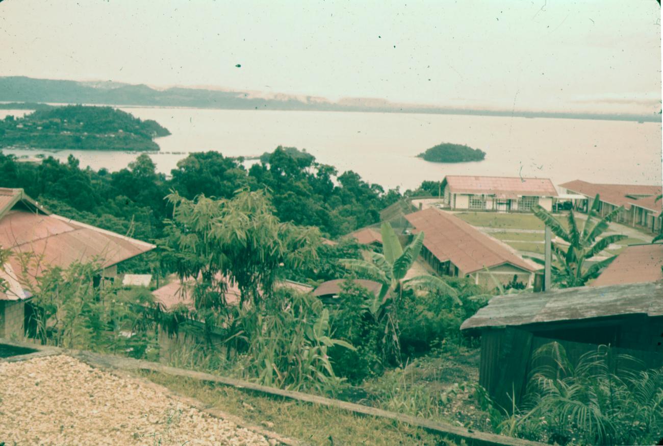 BD/288/159 - 
Uitzicht vanuit KLM-huis, baai met eilanden
