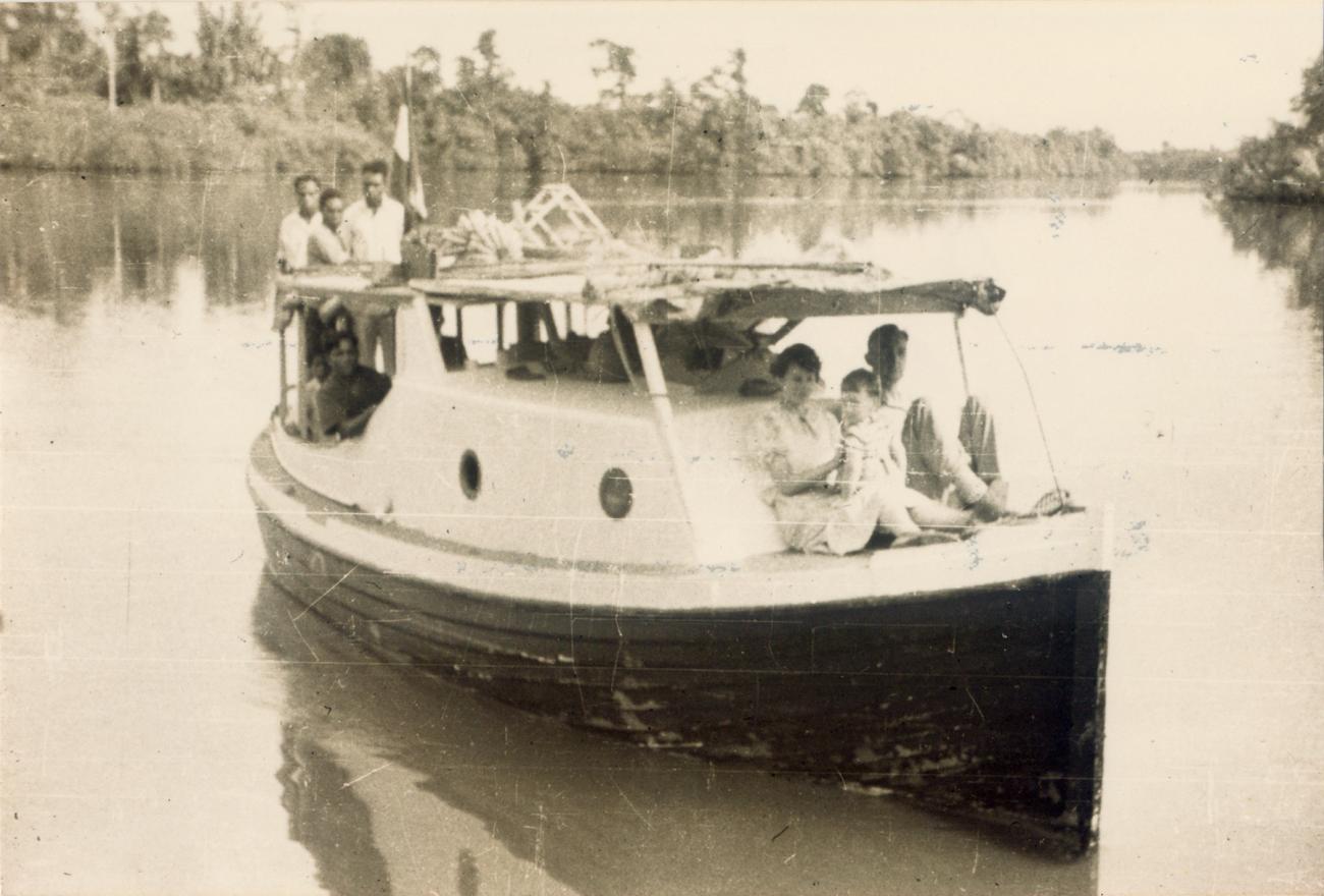 BD/309/13 - 
De familie Messie op voorplecht schip, varend op de rivier
