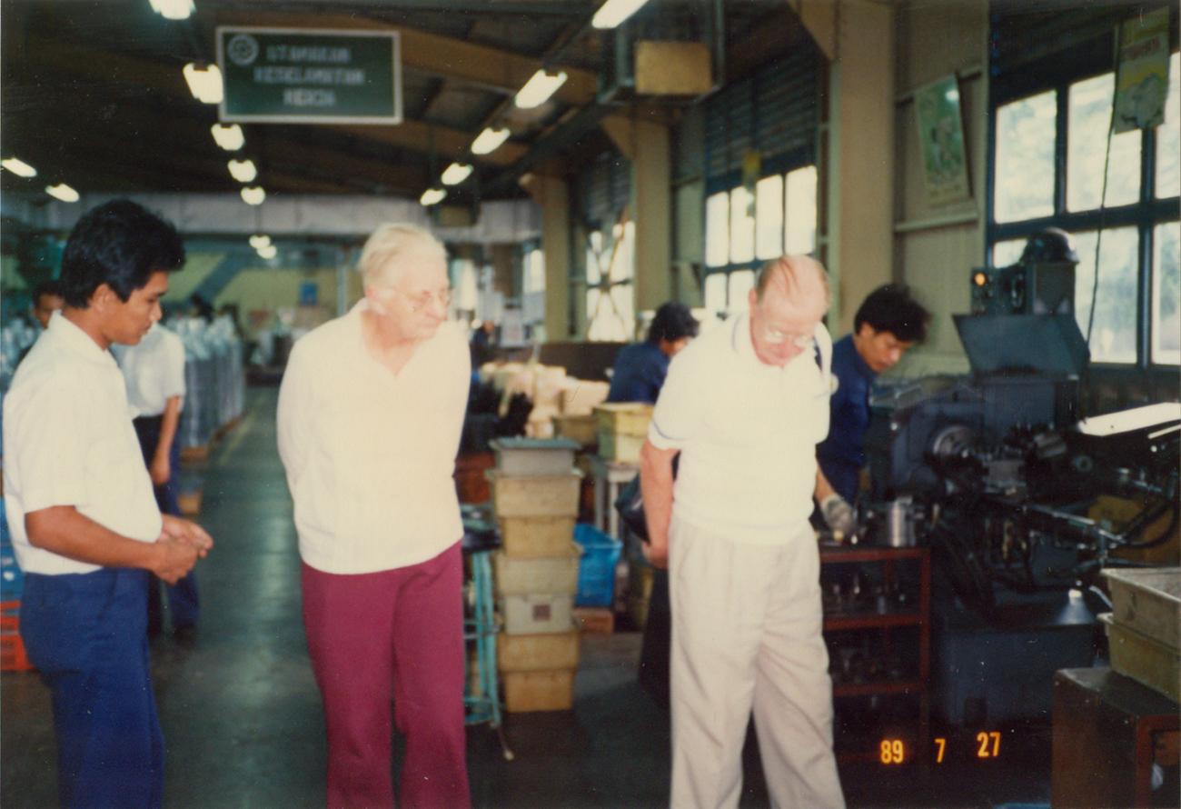 BD/309/104 -
Dorp Teminabuan, westerse man en vrouw bezichtigen fabriek