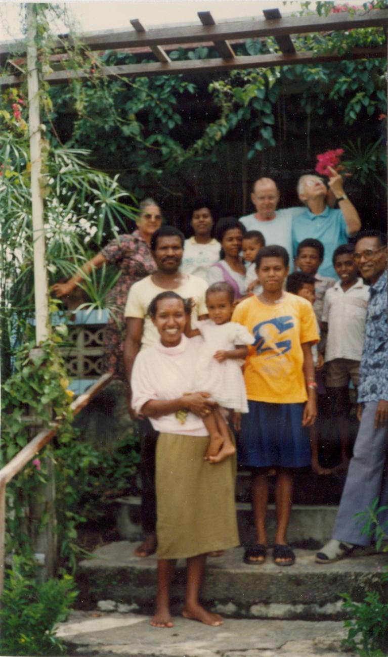 BD/309/116 -
Dorp Teminabuan, groepsfoto van onder meer westers stel en vrouw met kind op arm