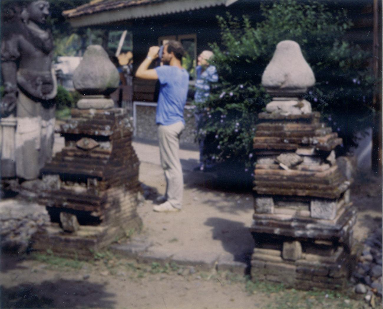 BD/309/79 - 
Dorp Bogor, westerse man maakt foto. Niet plaatsen, niet in Nieuw Guinea
