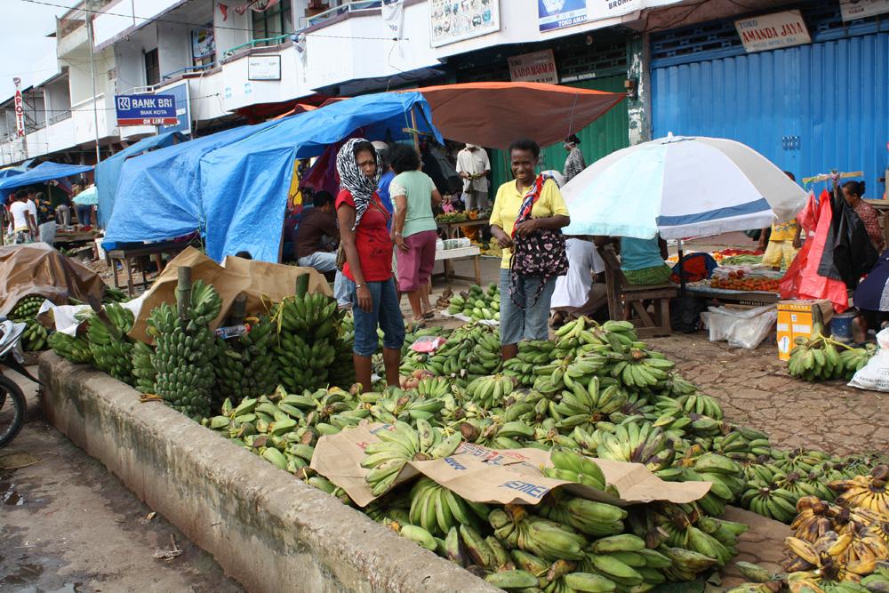 BD/153/67 - 
pasar in Biak
