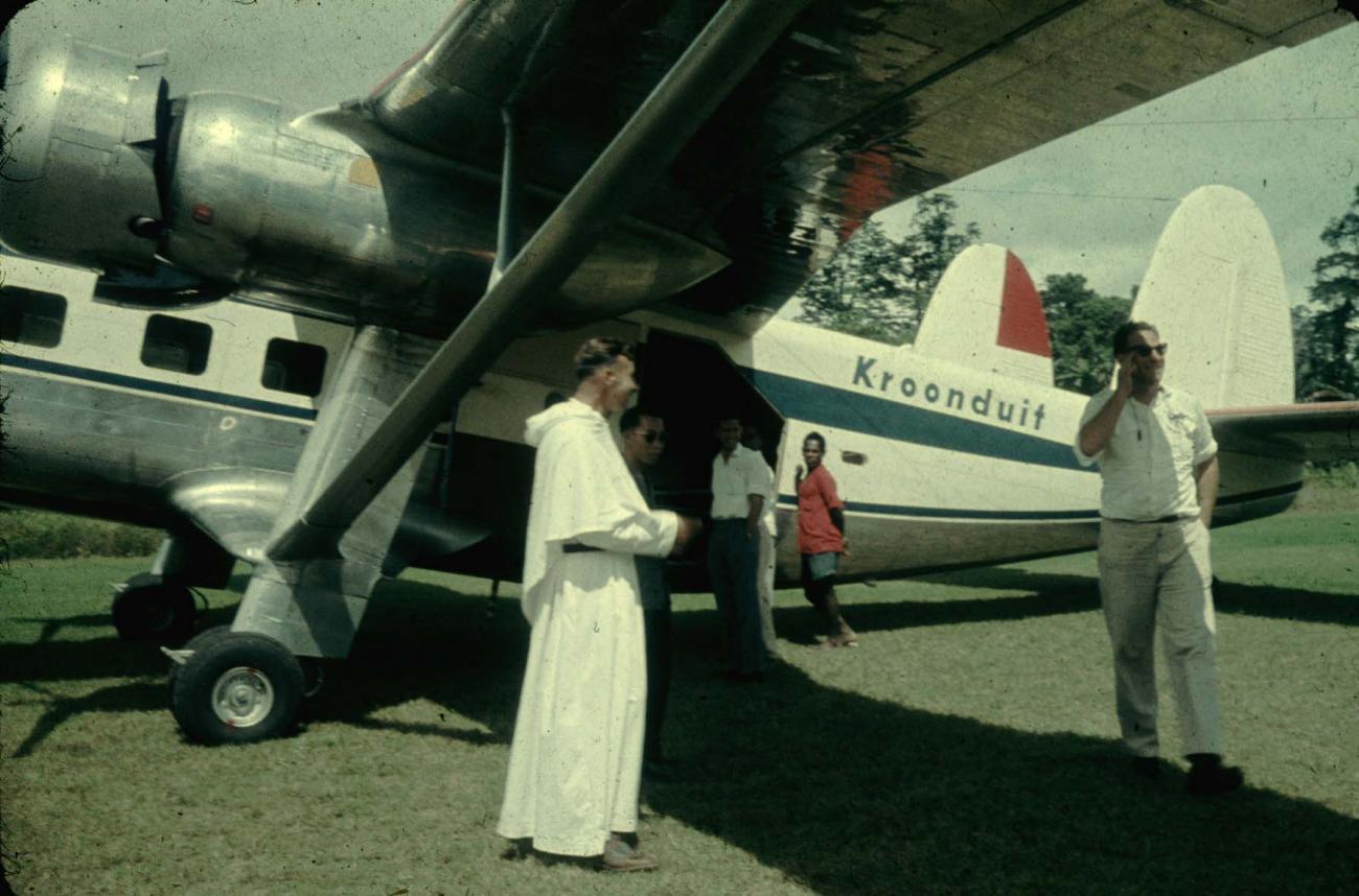 BD/144/357 - 
Vliegtuig NNGLM aan de grond, met o.m. missionaris. Dubbel: zie 105
