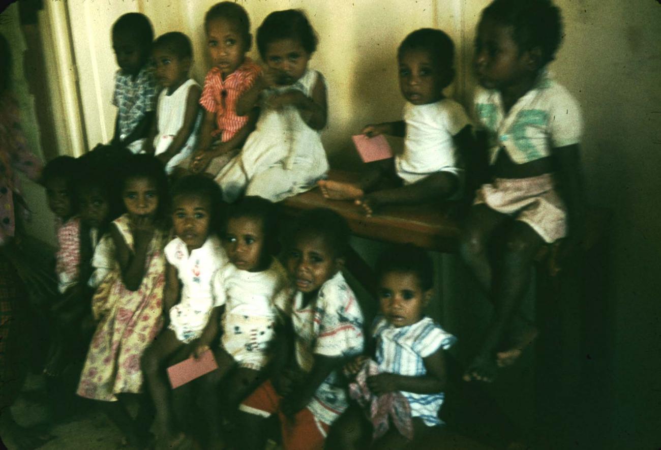 BD/144/365 - 
Groepsfoto papoea-kinderen
