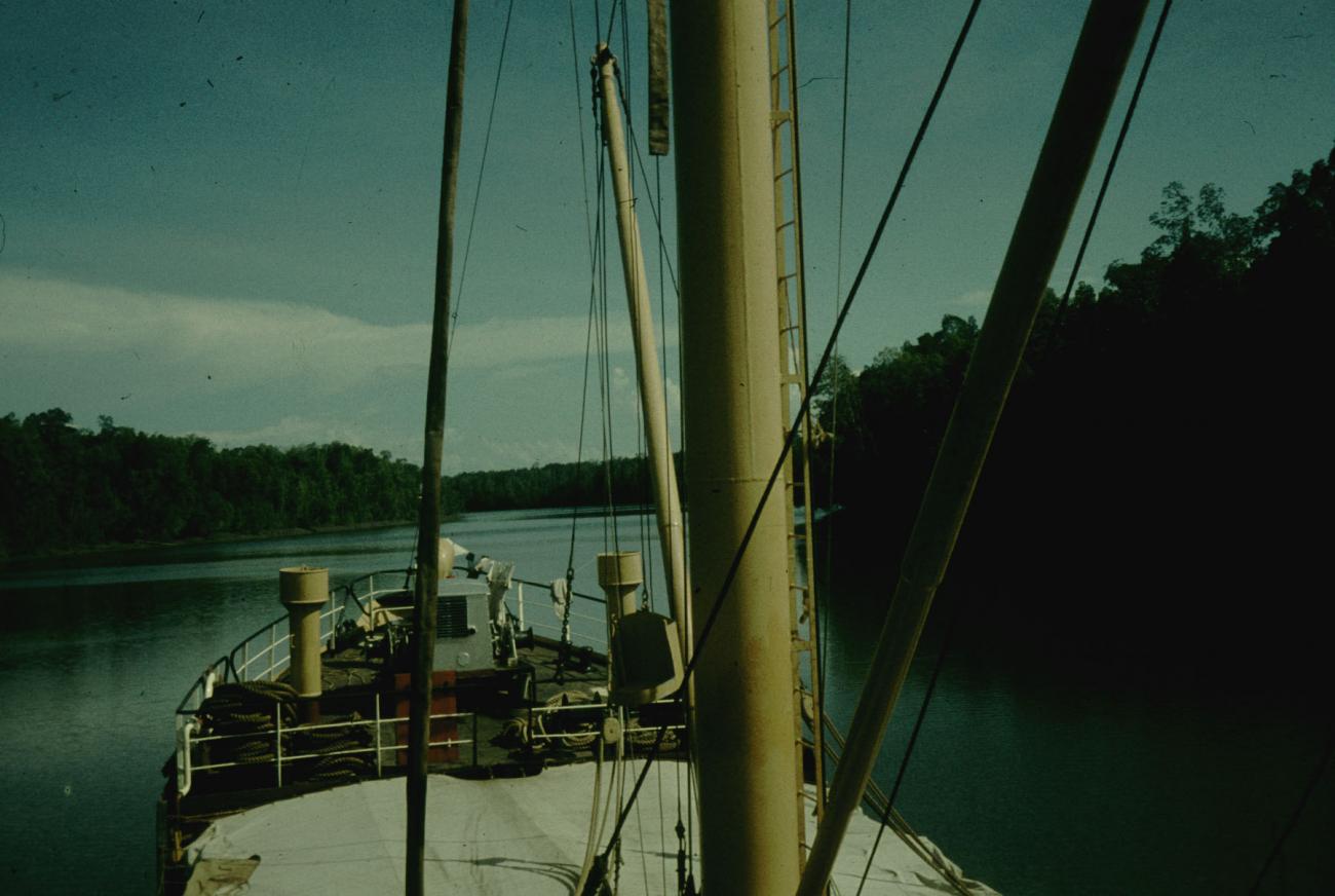 BD/144/371 - 
Foto vanaf schip op rivier
