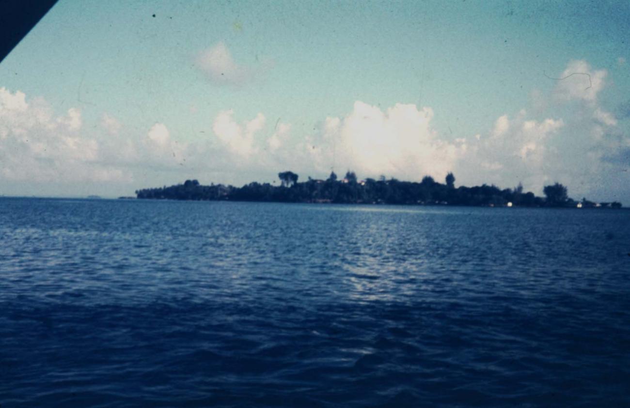 BD/144/379 - 
Foto van eiland vanaf schip
