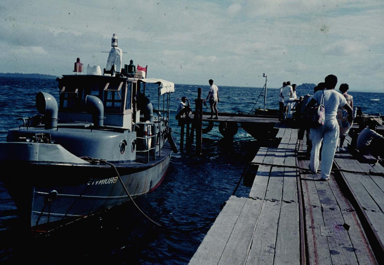 BD/144/380 - 
Motorboot aan steiger

