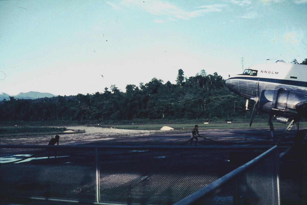 BD/144/382 - 
Vliegtuig NNGLM aan de grond
