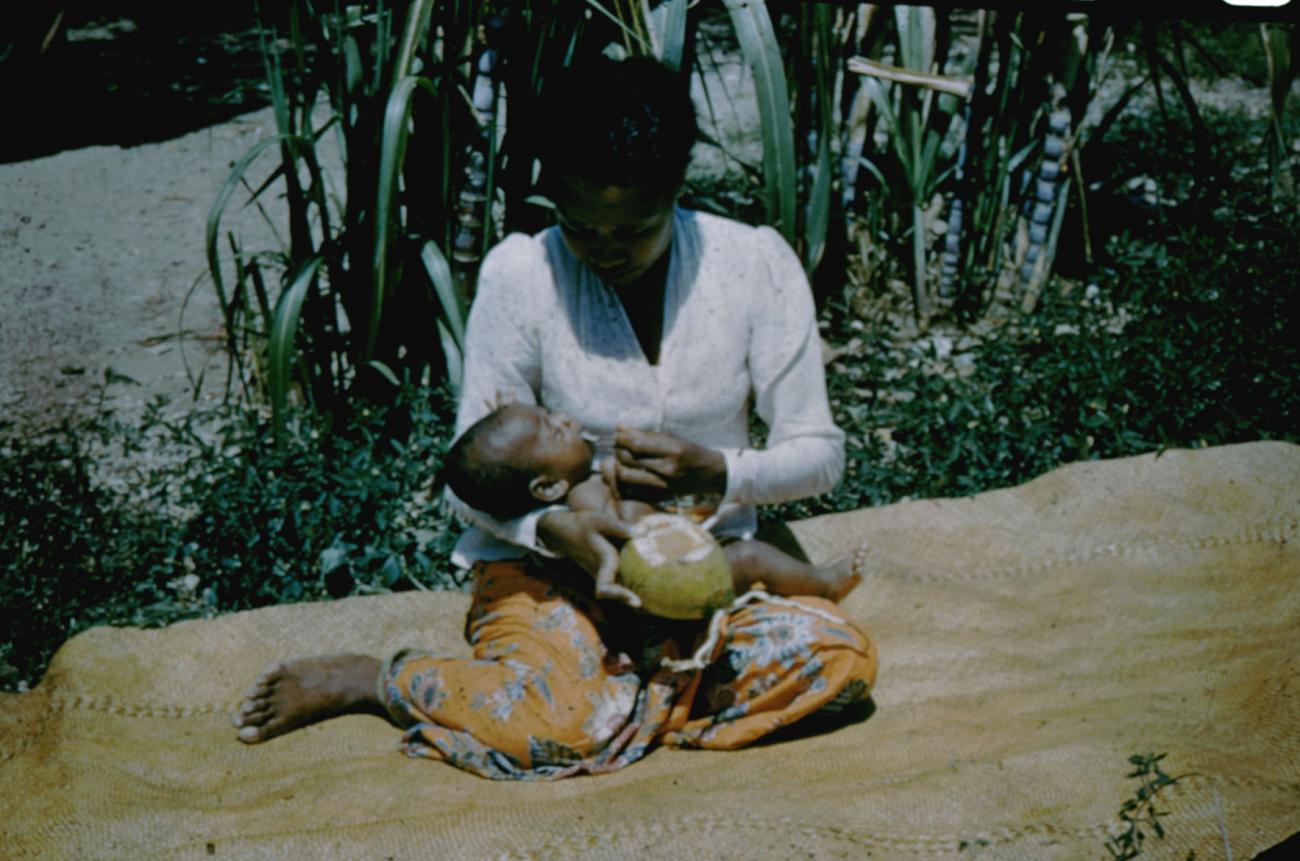 BD/144/384 - 
Moeder geeft kind te eten
