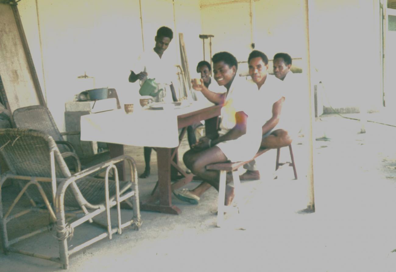 BD/144/388 - 
Geposeerde groepsfoto papoea&#039;s die thee drinken
