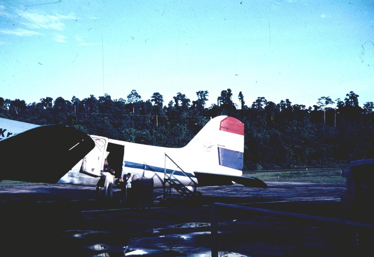 BD/144/397 - 
Vliegtuig NNGLM aan de grond
