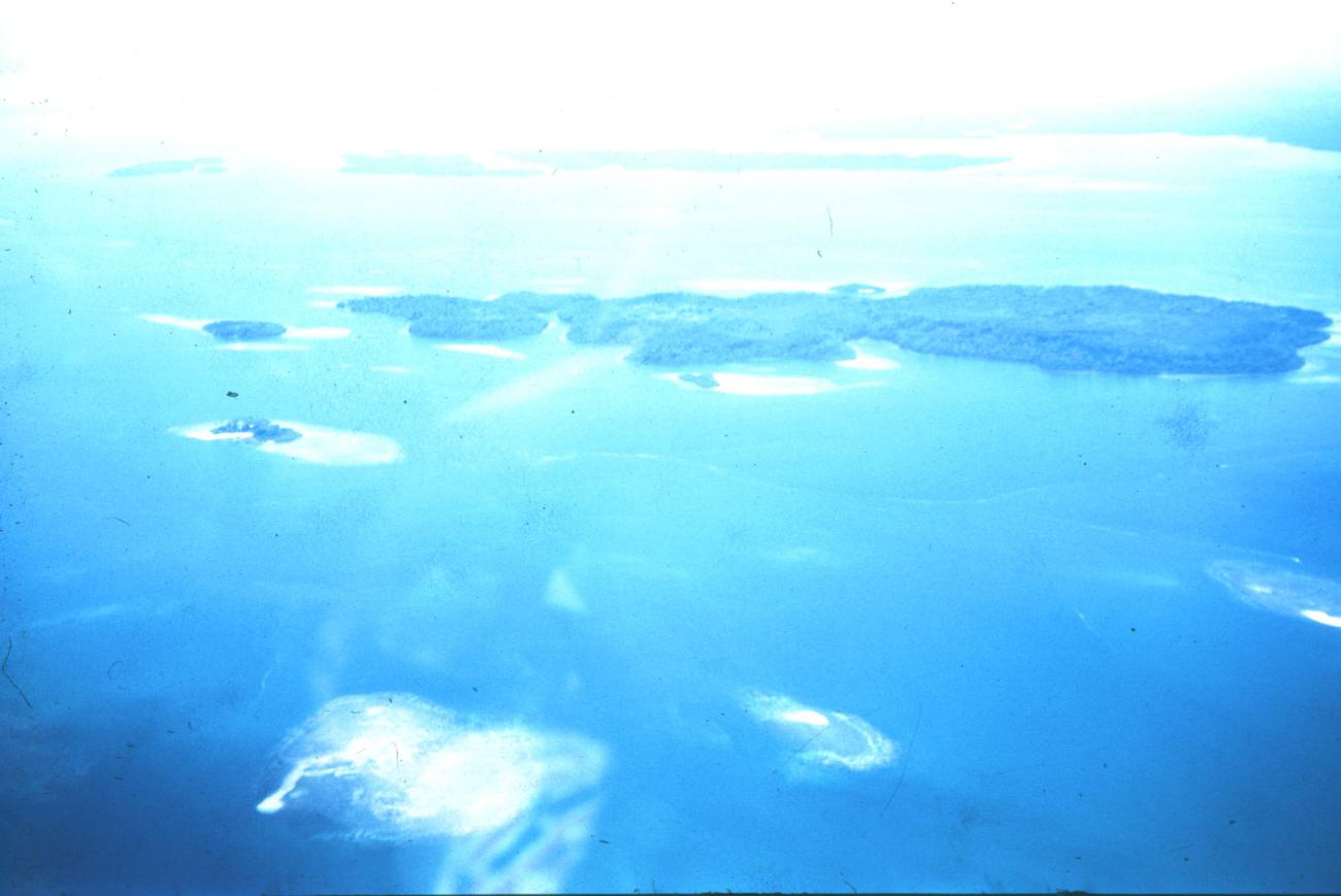 BD/144/417 - 
Luchtfoto van eiland
