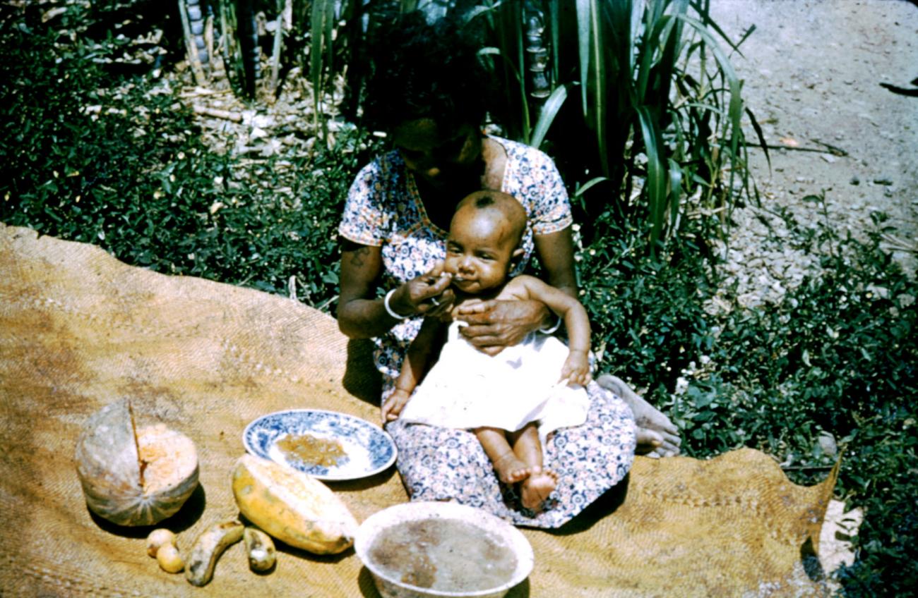 BD/144/418 - 
Moeder geeft kind te eten
