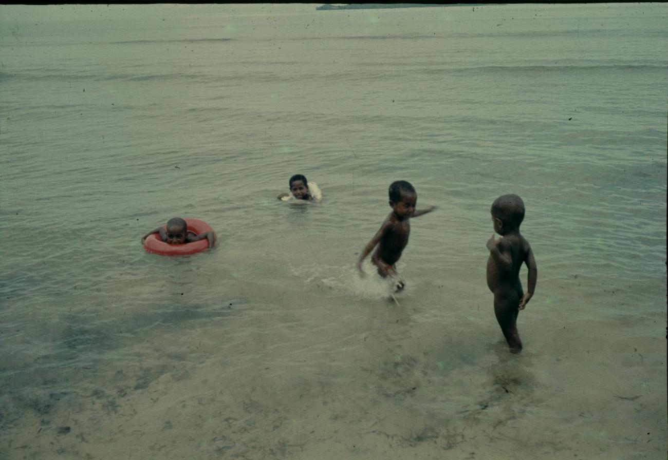 BD/144/421 - 
Groepsfoto spelende kinderen in de zee
