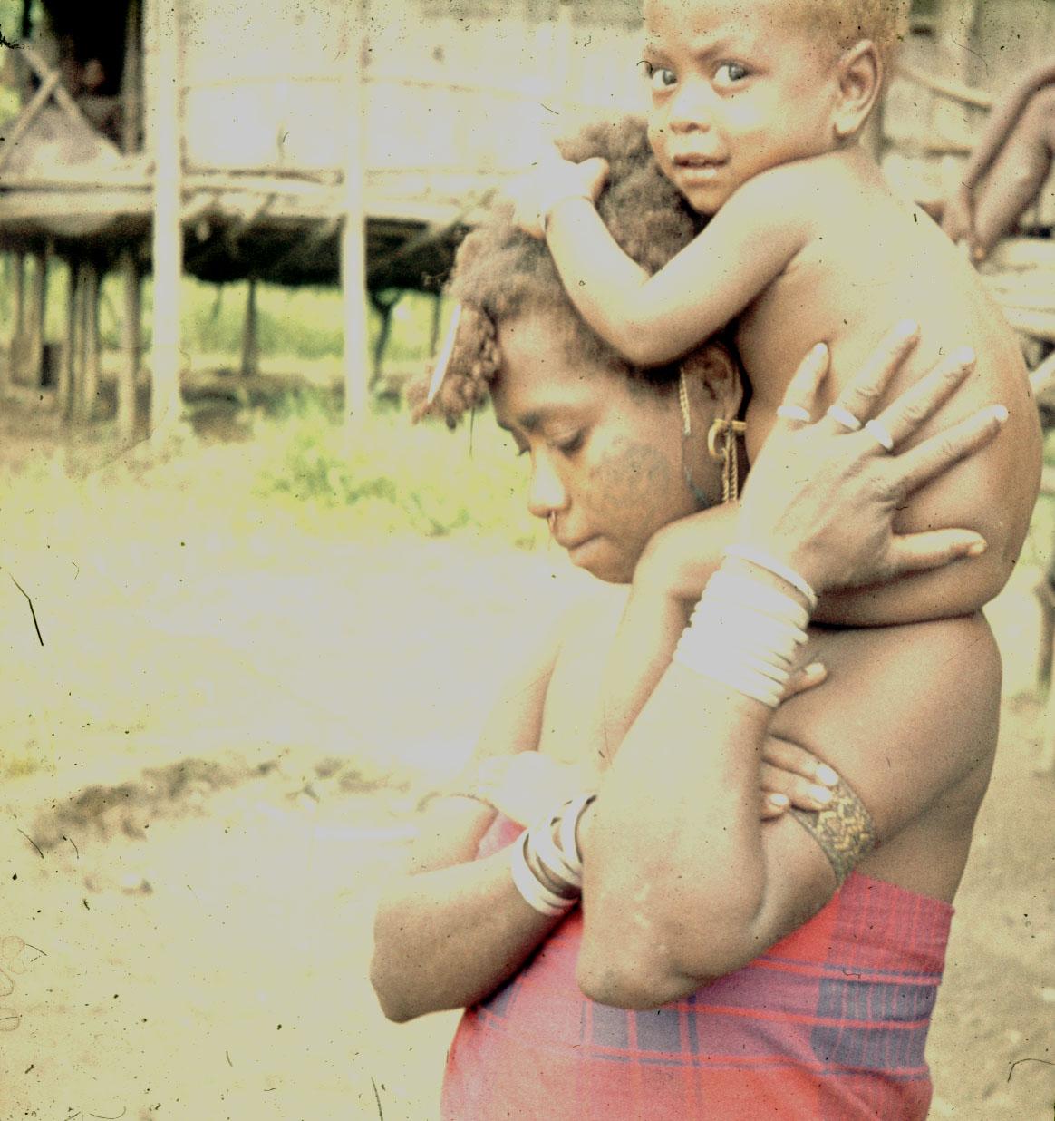 BD/144/426 - 
Vrouw met baby op schouders. Dubbel: zie 482
