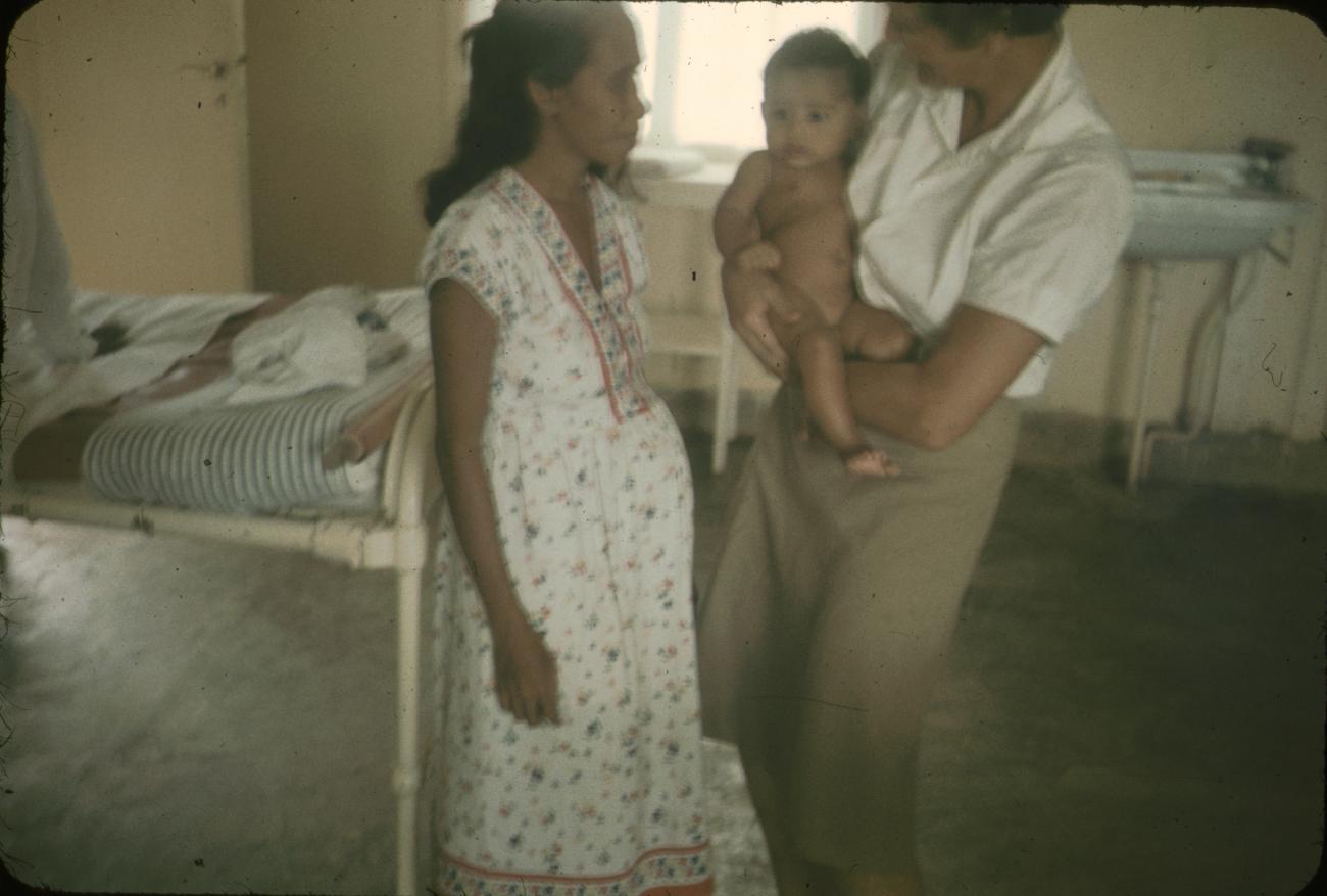 BD/144/446 - 
Groepsfoto met o.m. zuster met kind op arm
