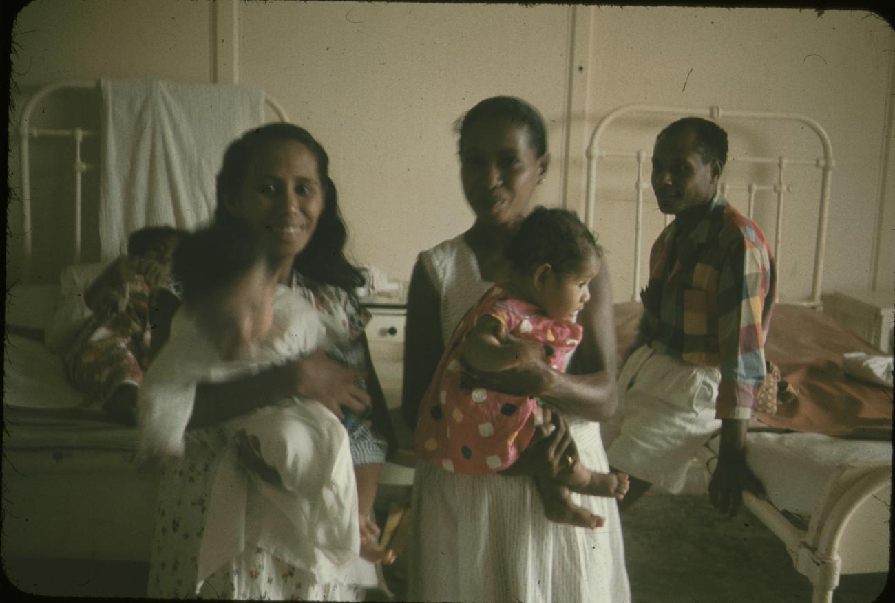 BD/144/447 - 
Groepsfoto met o.m. moeders met kind

