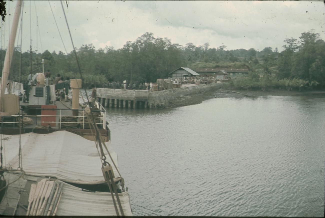 BD/144/44 - 
Schip dat haven binnenvaart
