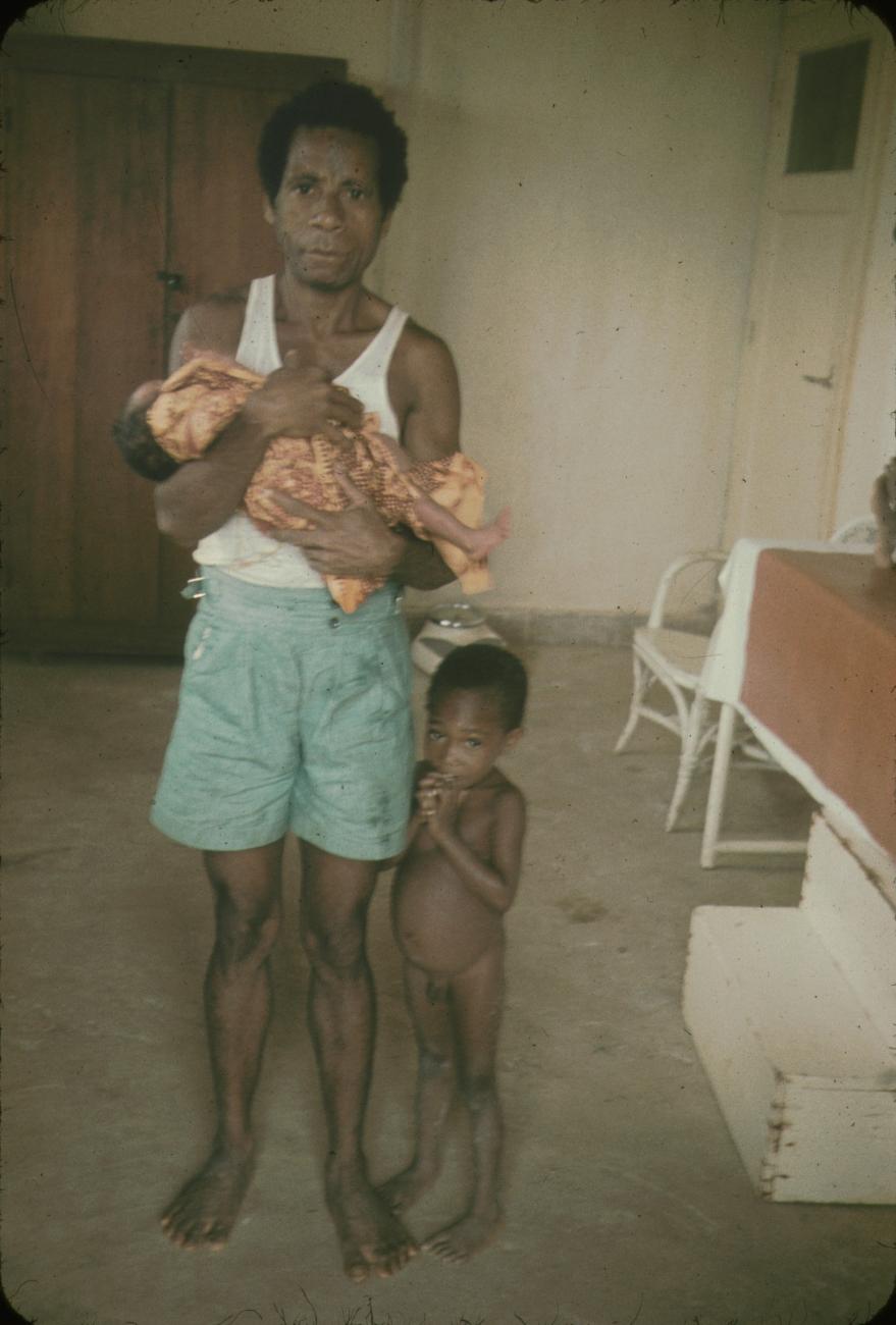 BD/144/453 - 
Vader met baby op arm

