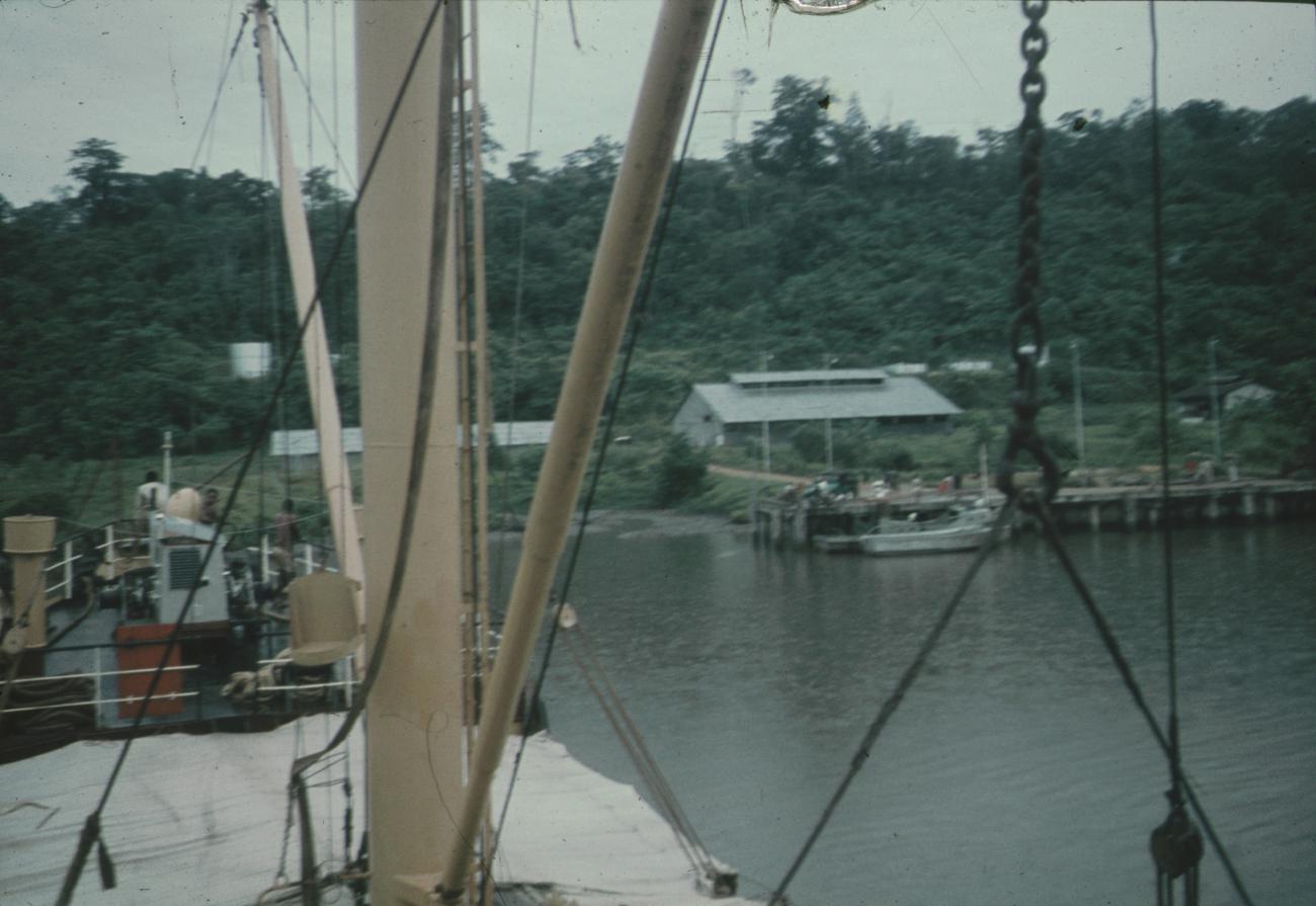 BD/144/501 - 
Foto vanaf schip dat haven nadert
