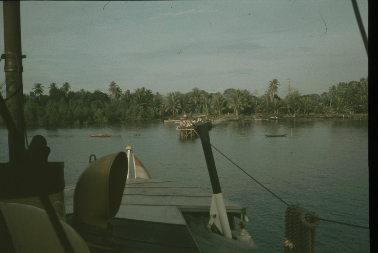 BD/144/502 - 
Foto vanaf schip dat steiger nadert
