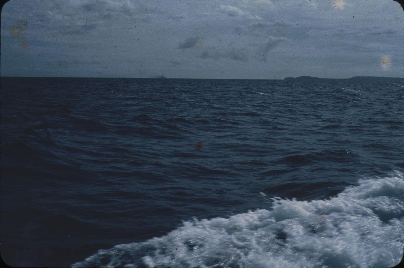 BD/144/616 - 
Foto vanaf schip, eiland in de verte
