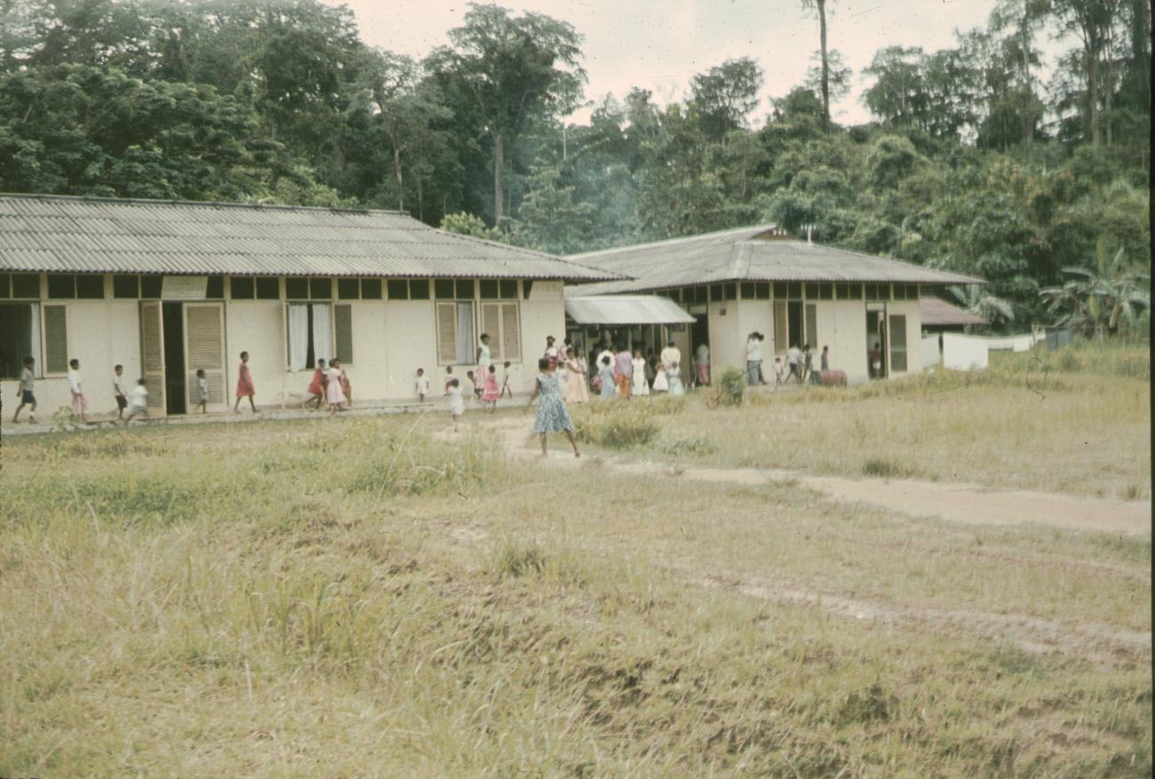 BD/144/630 - 
Schoolgebouw met kinderen
