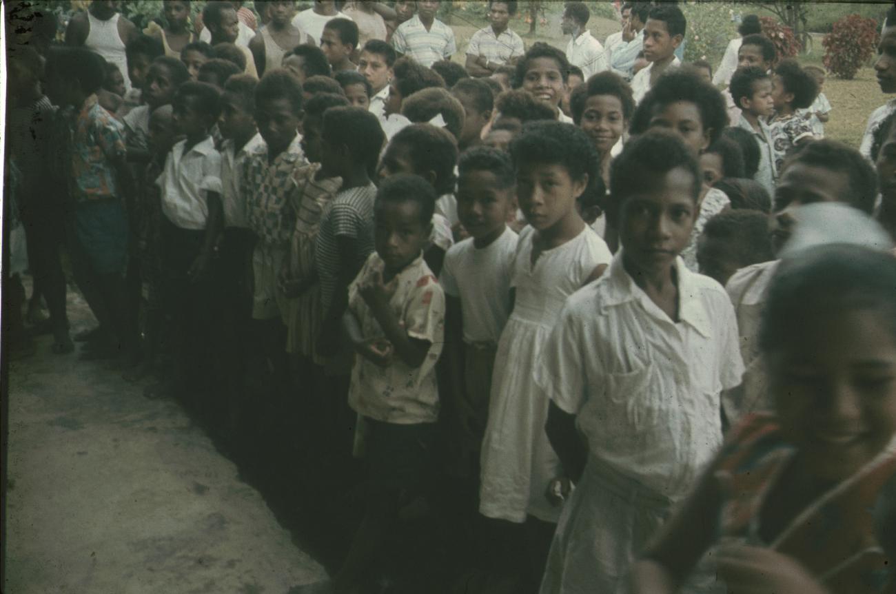 BD/144/633 - 
Kinderen bij school. Foto in verkeerde serie
