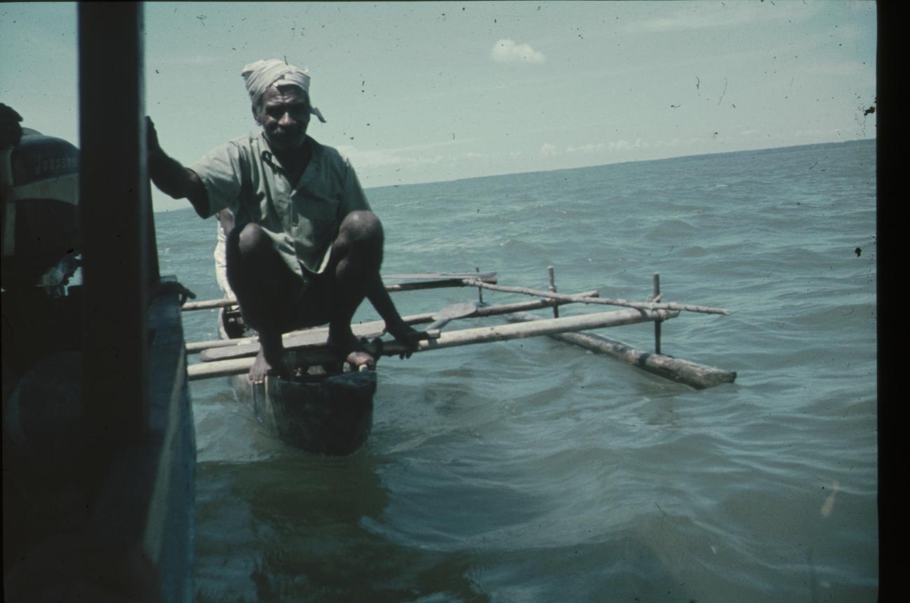 BD/144/637 - 
Dieptepeilingen Jap. Papoea in houten bootje
