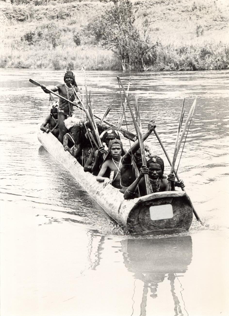 BD/326/37 -
Groep Ekagi-mannen in prauw op de rivier Jawe
