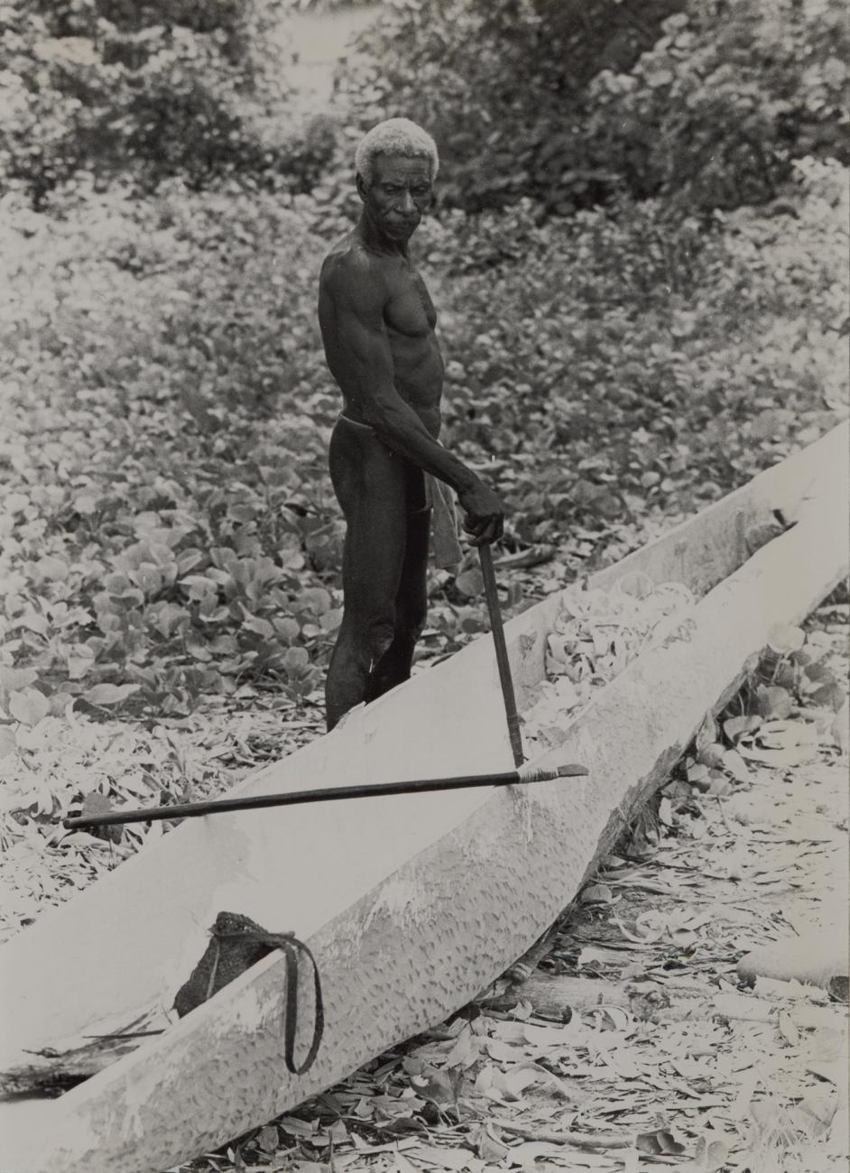 BD/326/38 -
Het uithollen van een boomstam voor een prauw. Sentani of Mimika?