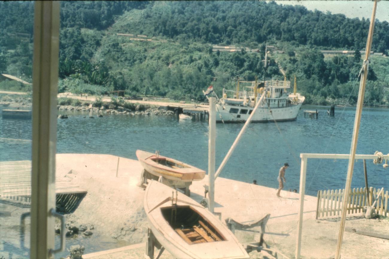 BD/67/150 - 
The port of Jayapura
