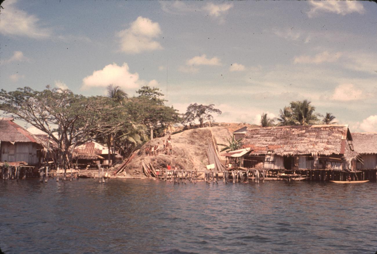 BD/67/195 -
Village scape at the water