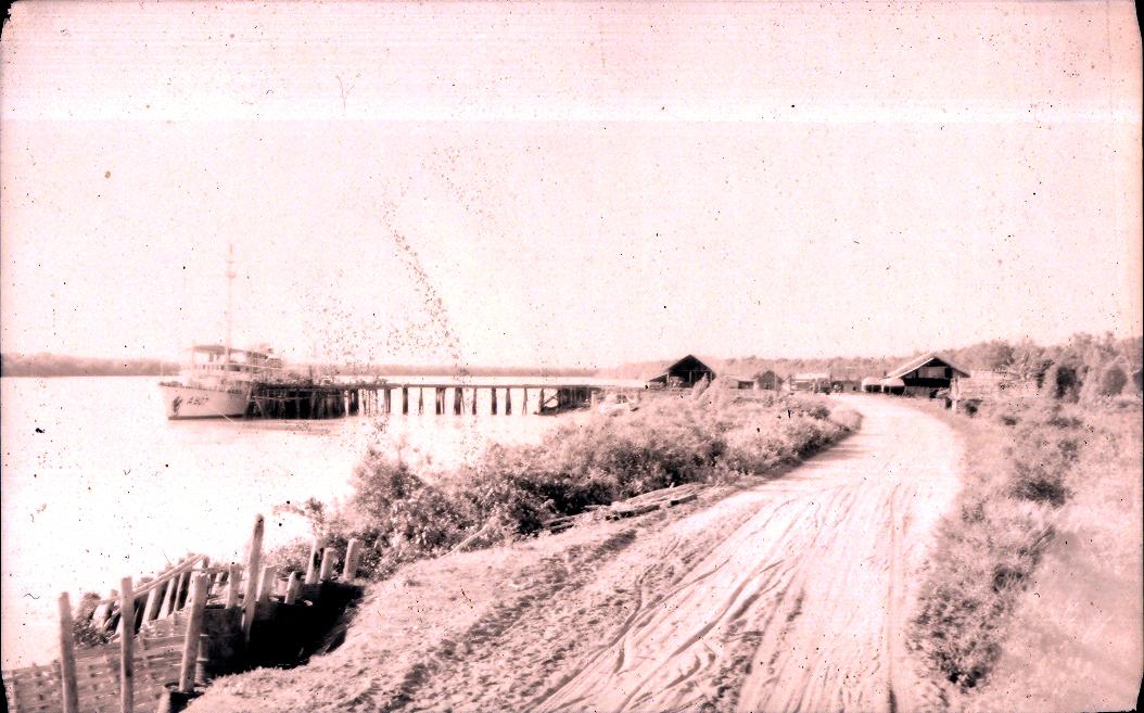 BD/67/224 -
Road to the quay at Merauke