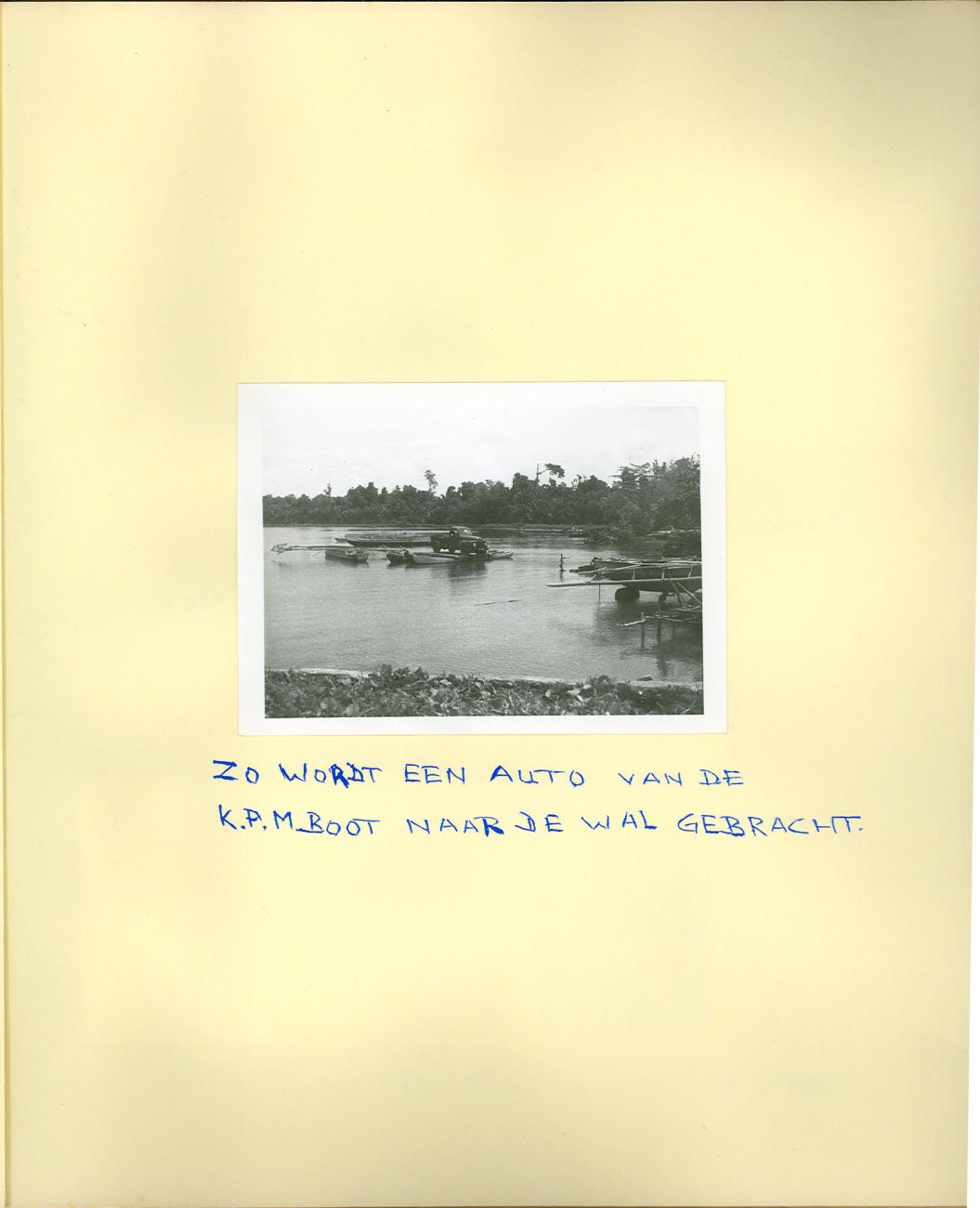 BD/83/21 -
Een auto wordt van het KPM-schip aan wal gebracht