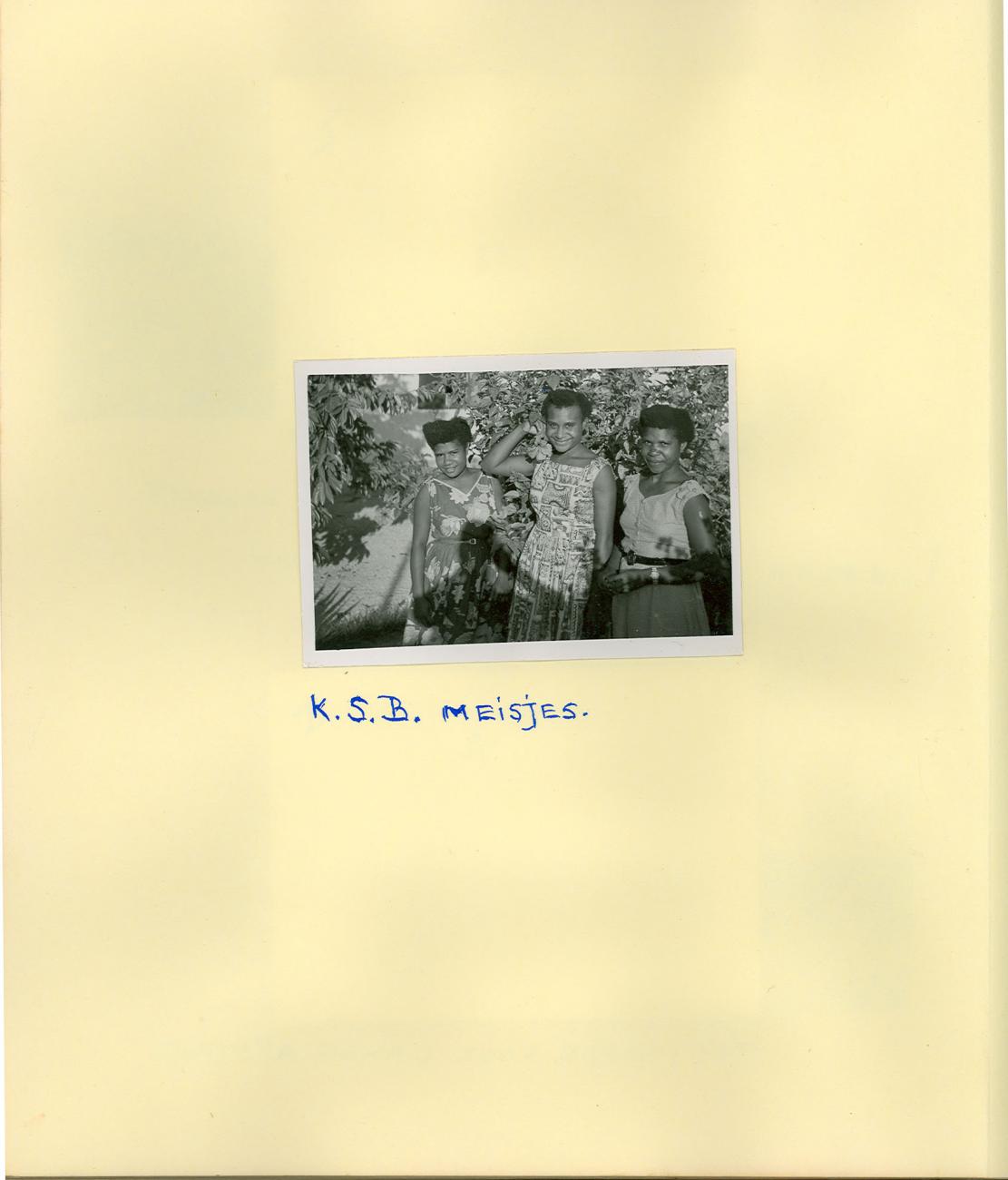 BD/83/24 -
Portret van drie KSB-meisjes