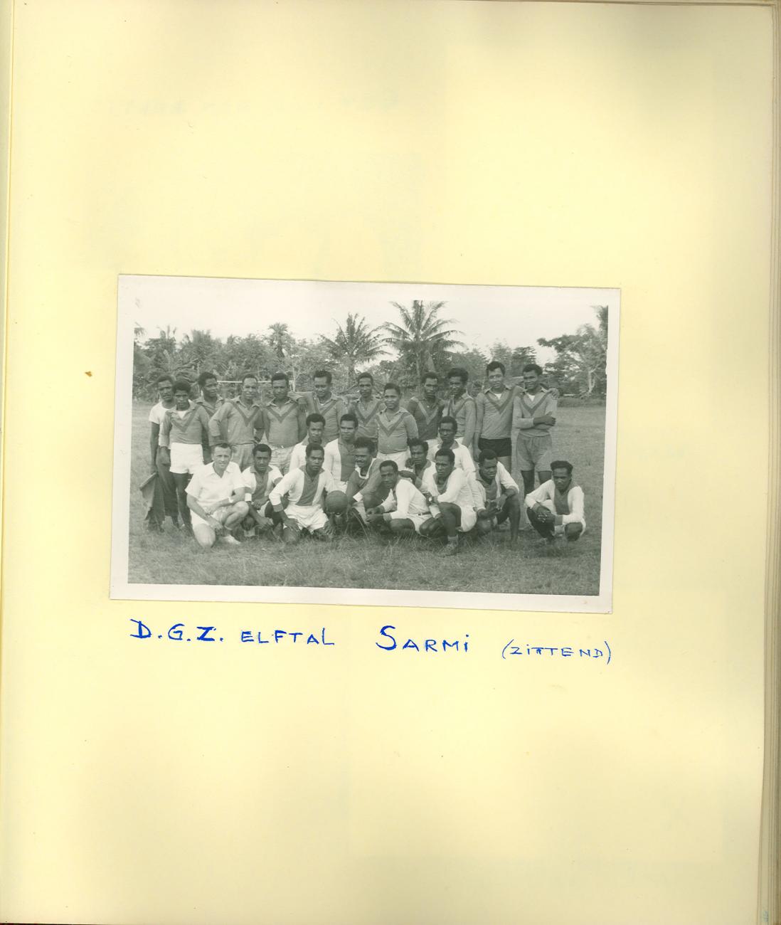 BD/83/33 - 
Groepsfoto van twee voetbaleftallen (zittend D.G.Z. - Dienst Gezondheidszorg) Sarmi)
