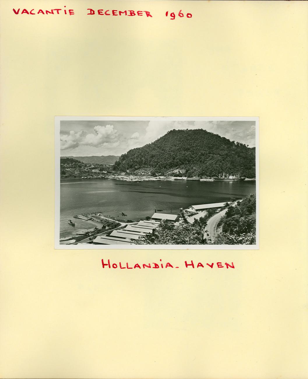 BD/83/42 - 
Zicht op Hollandia-Haven
